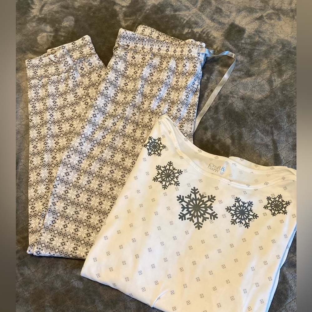Croft & Barrow Misses PJ’s .  Very comfy soft material size Medium grey/cream